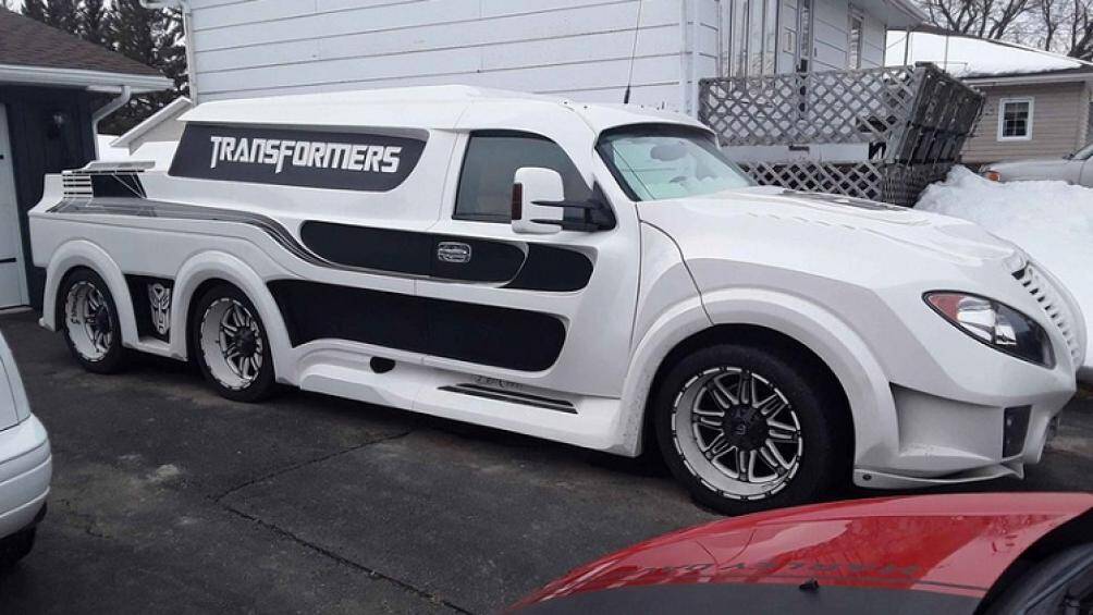 So với nguyên bản, chiếc Chevrolet Avalance 2003 này đã được làm mới hoàn toàn theo phong cách Transformers