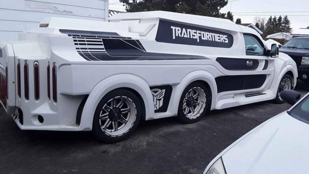 Thân xe Chevrolet Avalance độ Transformers được đại tu toàn bộ, với chiều dài gia tăng để chứa trục bánh thứ 3