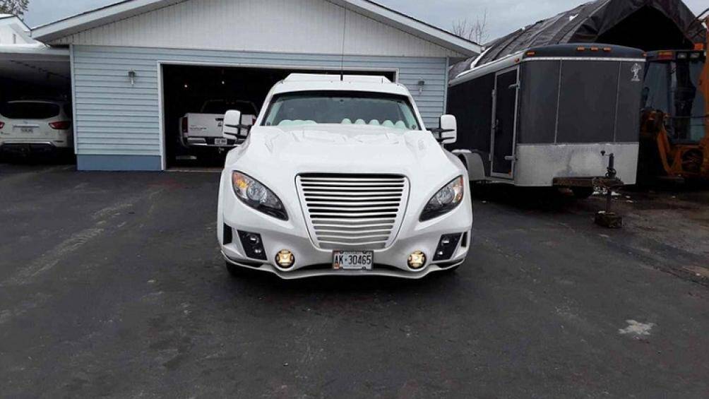 Về bộ bodykit, đầu xe gây ấn tượng với lưới tản nhiệt đồ sộ sơn trắng cùng màu thân xe và cụm đèn pha đặc trưng