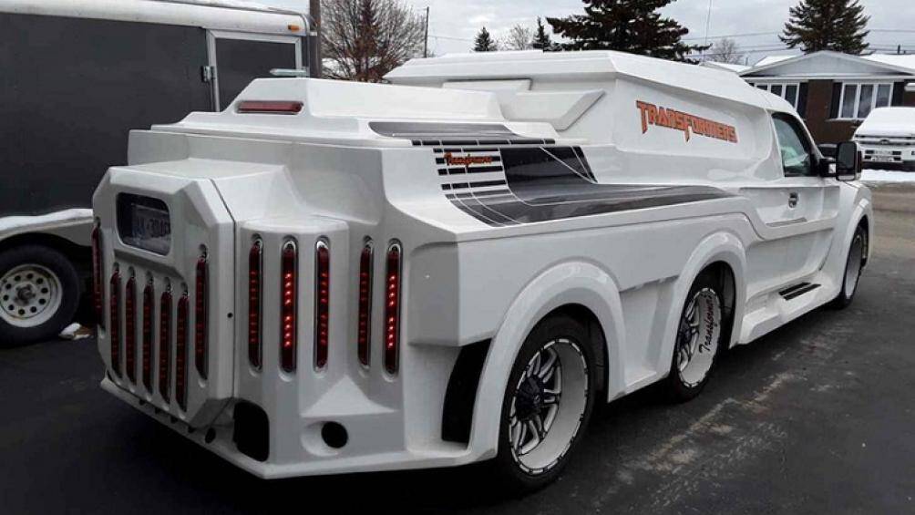 Phía sau xe cũng được sửa đổi toàn diện, 17 đèn LED đặt dọc và một khu vực có thể mở ra để hiển thị nhiều loa Pioneer hơn