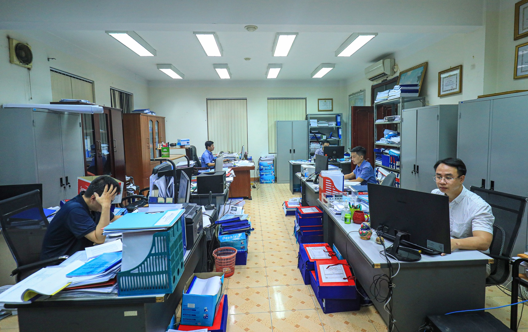 20h30, giữa căn phòng “ngồn ngộn” giấy tờ, hàng chục cán bộ Phòng Quản lý Xây dựng 3 phụ trách thẩm định hai dự án thành phần Hoài Nhơn - Quy Nhơn và Quy Nhơn - Chí Thạnh vẫn đăm chiêu vào màn hình máy tính và những tệp hồ sơ báo cáo.