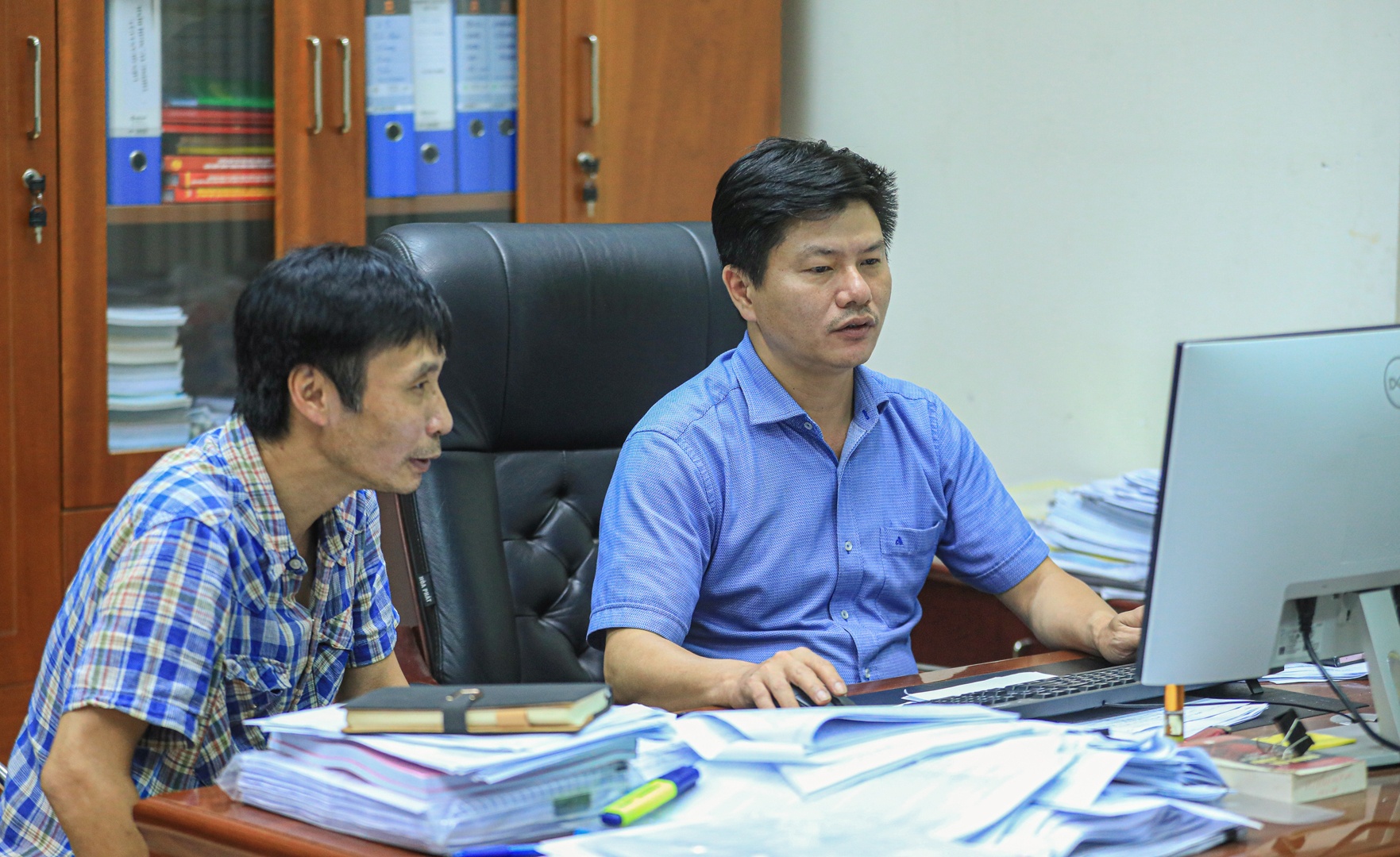 Thời gian trình duyệt hồ sơ gấp yêu cầu việc thẩm định phải tập trung cao độ, gần 1 tháng qua, giờ kết thúc ngày làm việc của ông Thuy cùng nhiều đồng nghiệp có khi đến 23h. “Có những ngày, anh em còn ngủ lại ngay cơ quan”, ông Thuy tâm sự.