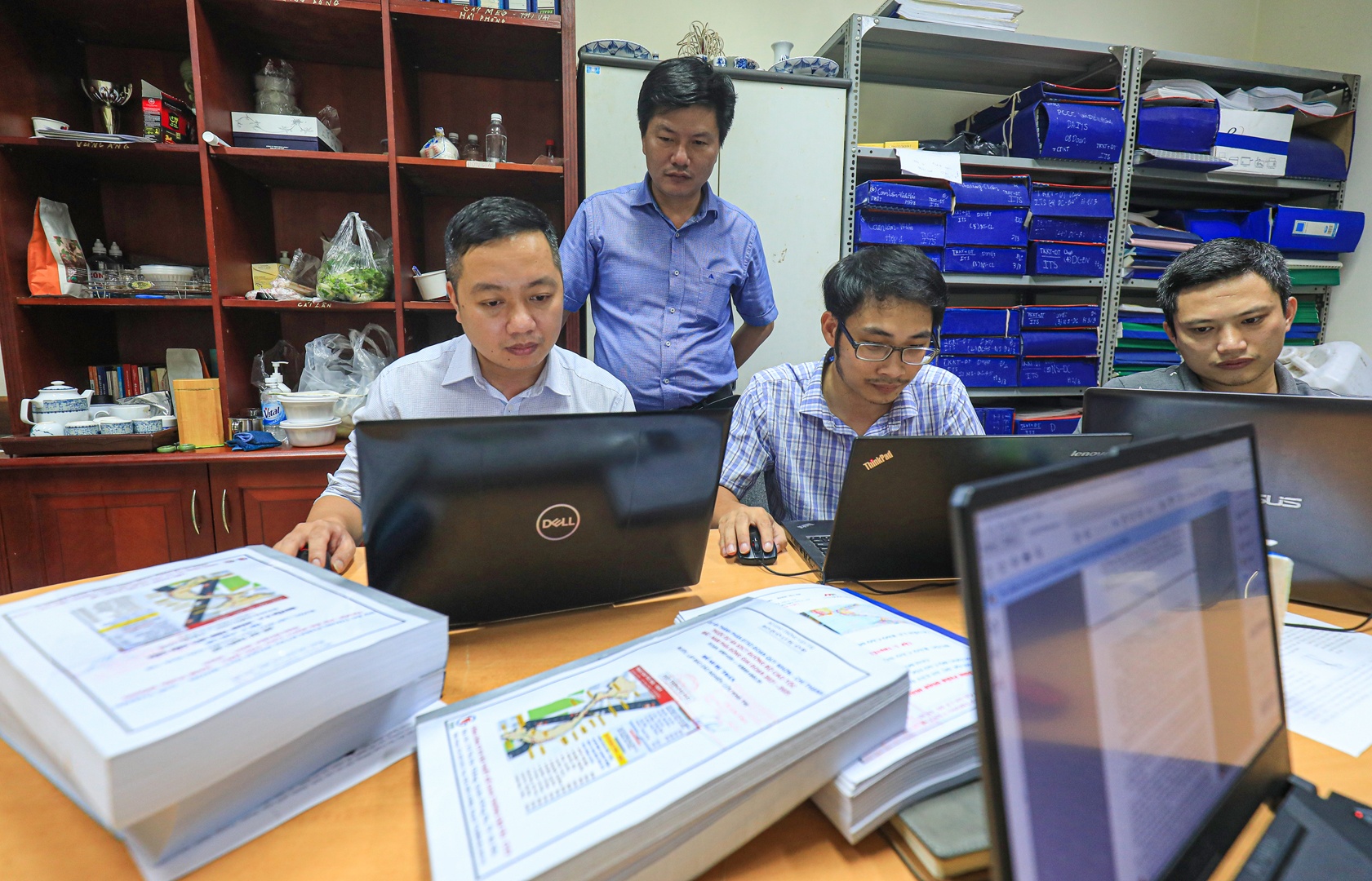 Đặc biệt, để tối ưu thời gian trình phê duyệt hồ sơ, quá trình thẩm định các dự án thành phần tại các phòng chuyên môn Cục QLXD&CLCTGT còn có sự hiện diện của cán bộ các Ban QLDA, lực lượng tư vấn. “Đây là sự khác biệt và đặc thù của dự án cao tốc Bắc - Nam giai đoạn 2. Với các dự án trước, Ban QLDA sẽ trình một bộ hồ sơ đầy đủ, Cục sẽ xem và xin ý kiến các đơn vị liên quan. Nếu có vấn đề cần chỉnh sửa lại chuyển về đơn vị phụ trách hoàn thiện và tiếp tục gửi lại. Đối với dự án cao tốc Bắc - Nam giai đoạn 2, quá trình thẩm định được tổ chức làm tập trung, có vấn đề phát sinh, đại diện tư vấn, Ban QLDA sẽ liên hệ bộ phận chuyên môn ở đơn vị rà soát, điều chỉnh ngay”, ông Thái Bá Thuy, Trưởng phòng QLXD 3 (áo xanh) chia sẻ.