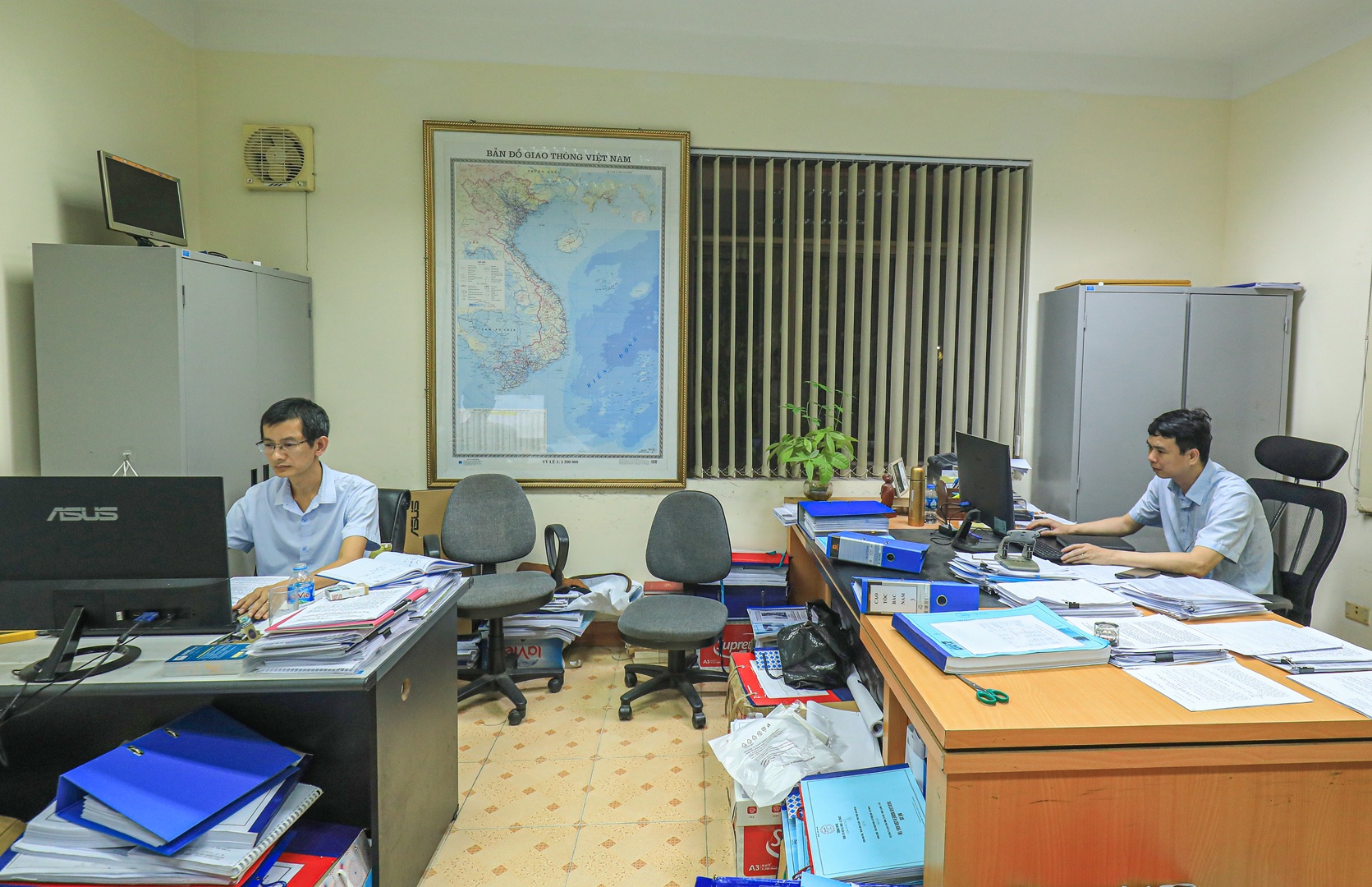 20h40, tại Phòng Dự án đầu tư 2 - Cục QLXD&CLCTGT, Trưởng phòng Hoàng Xuân Thắng cùng đồng nghiệp vẫn ánh mắt đăm chiêu vào tập hồ sơ báo cáo của hai dự án thành phần Chí Thạnh - Vân Phong và Vân Phong - Nha Trang.