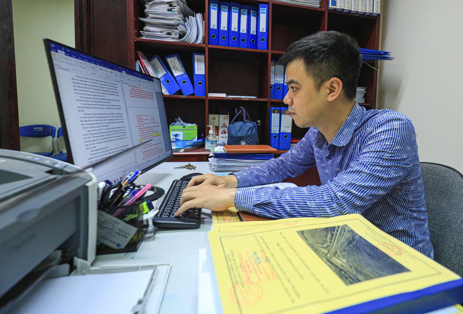 Khối lượng công việc nhiều, anh Nguyễn Thái Bảo, chuyên viên Phòng Dự án đầu tư 2 dù vợ mới sinh con được 1 tháng nhưng cũng trong khoảng thời gian ấy, thời gian làm việc hàng ngày của anh thường kéo dài đến 23h hàng ngày, thời gian dành cho gia đình vô cùng ít ỏi.