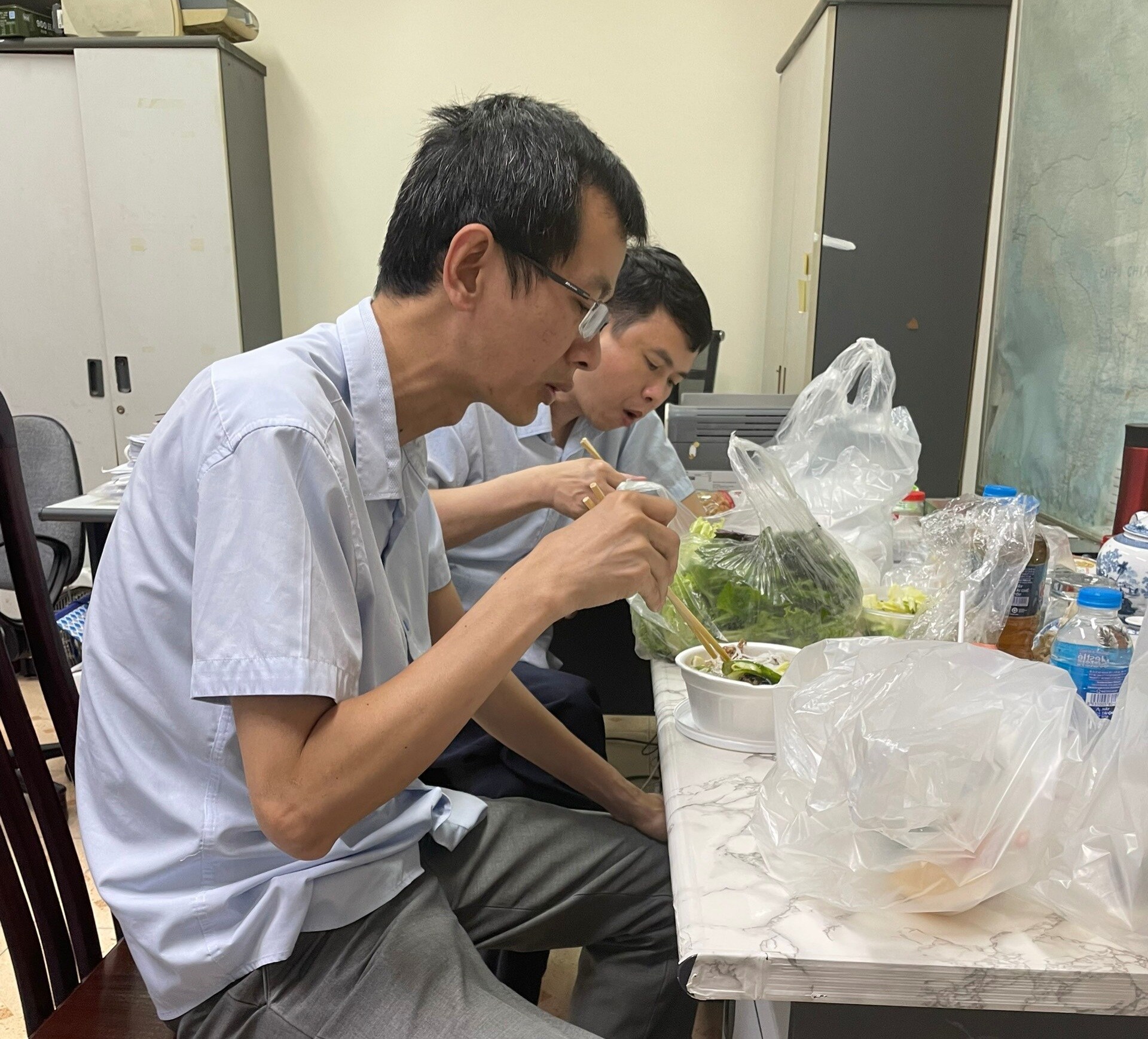 Công việc áp lực, các cán bộ, chuyên viên được Công đoàn Cục QLXD&CLCTGT quyết định hỗ trợ suất ăn tối để khích lệ tinh thần. “Thời gian đầu là xôi và bánh mỳ. Song, thời gian gần đây, thời tiết nắng nóng, anh em đã đề xuất đổi món bún chả cho dễ ăn. Thời gian ăn cũng chẳng cố định, có những bữa cơm trưa diễn ra lúc 12h30 hoặc 13h. Bữa ăn tối sớm nhất khoảng 19h, muộn cũng phải 20h30”, anh Vũ Tuấn Anh, Phòng Dự án đầu tư 2 tâm sự.