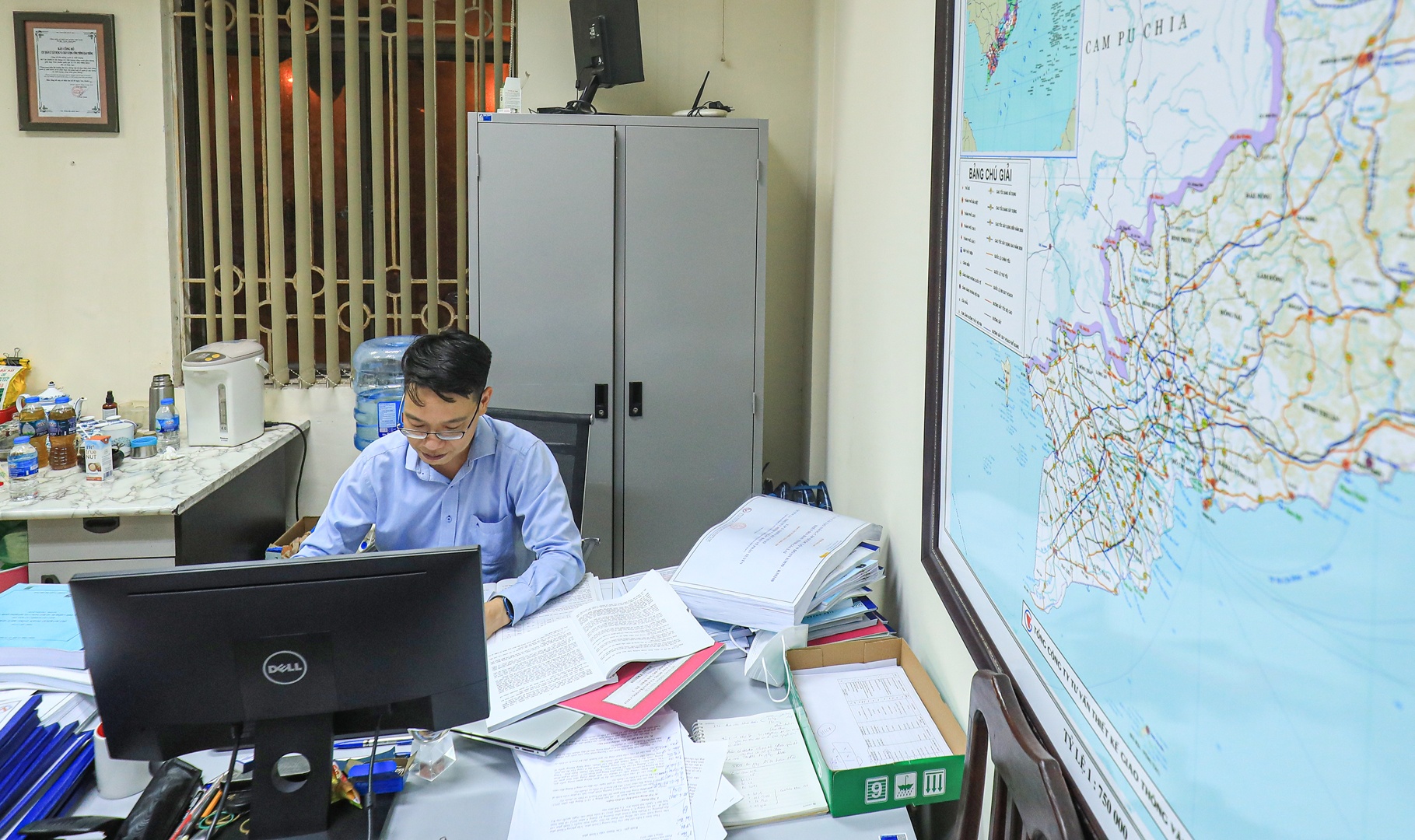 “Khác với các dự án trước, dự án cao tốc Bắc - Nam lần này, cán bộ Cục QLXD&CLCTGT đã song hành với tư vấn, Ban QLDA ngay từ bước khảo sát. các yếu tố hình học, mặt bằng, trắc dọc, trắc ngang đã được các bên thống nhất, cho ý kiến ngay từ khâu thiết kế cơ bản. Việc thẩm định lần này là tập trung rà soát, đảm bảo tính tổng thể, không bị vênh giải pháp kỹ thuật giữa các dự án thành phần”, anh Tuấn Anh thông tin.