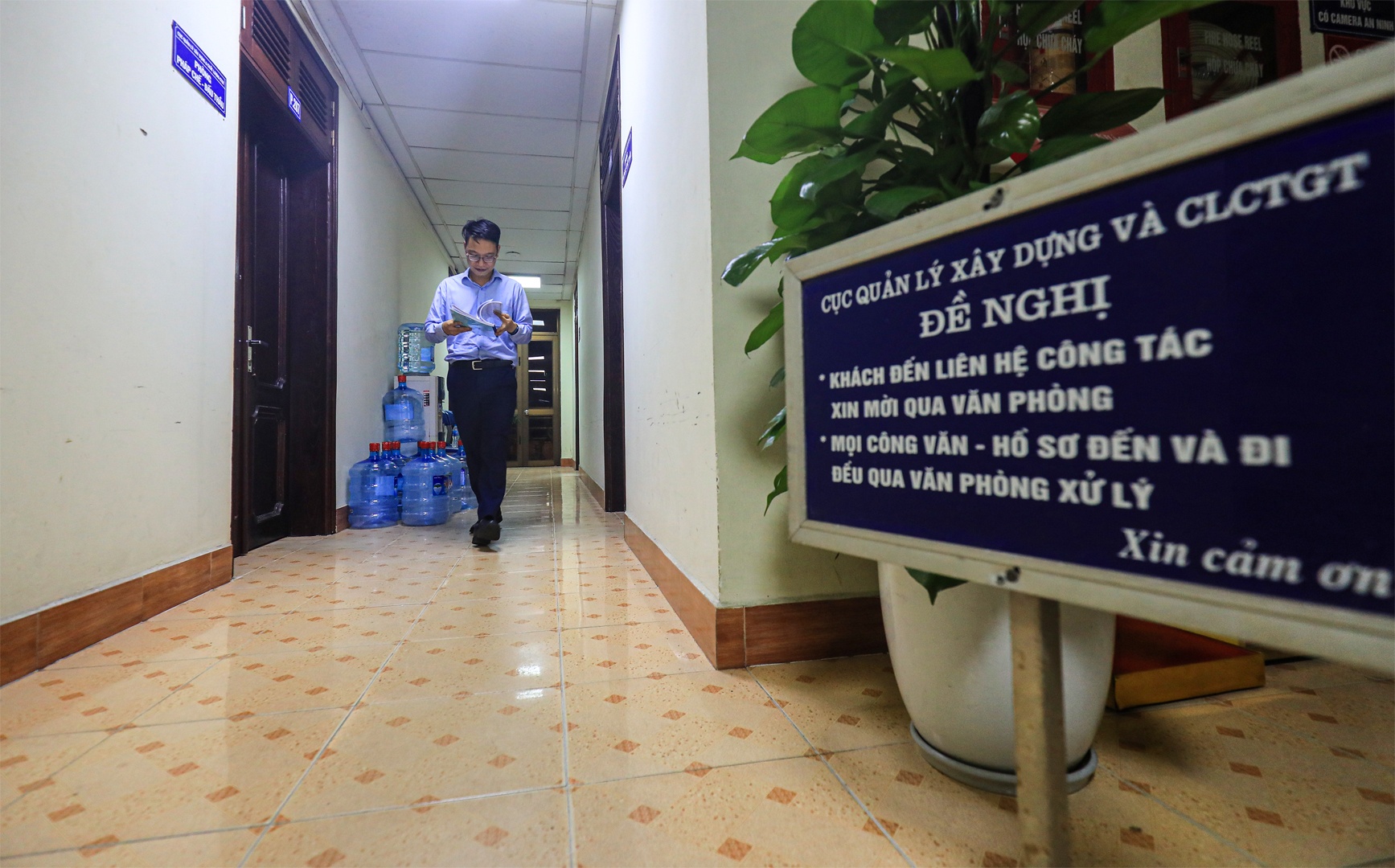 Chịu trách nhiệm tổng hợp, làm báo cáo tiến độ dự án, anh Vũ Tuấn Anh, cán bộ Phòng Dự án đầu tư 2 cho biết, theo quy định, giờ kết thúc làm việc hàng ngày là 8 - 17h. Song, gần 1 tháng qua, khi tờ trình các dự án thành phần cao tốc Bắc - Nam giai đoạn 2 được gửi lên, thời gian rời trụ sở của các cán bộ, chuyên viên sớm nhất cũng là 21h.