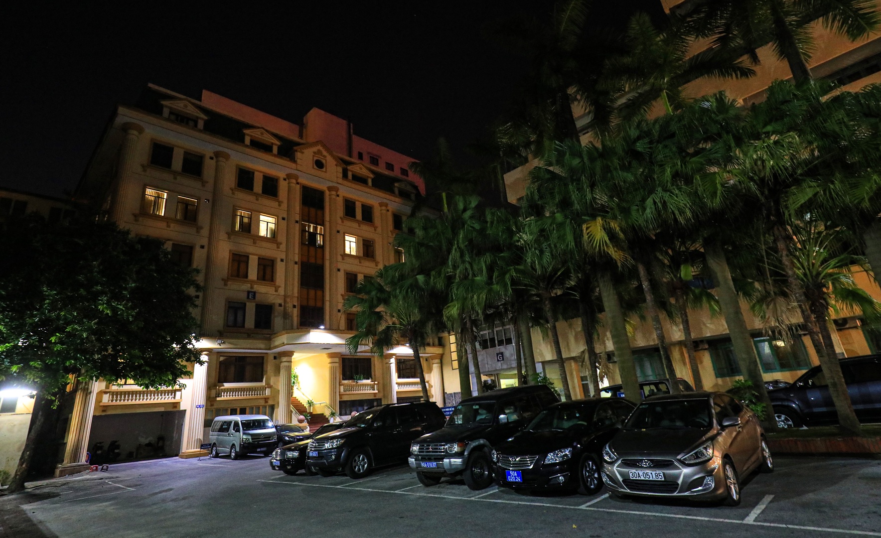 Tối ngày 24/6, khi hầu hết trụ sở các cơ quan hành chính trên địa bàn Thủ đô đã “cửa đóng then cài”, chuẩn bị bước vào thời gian nghỉ ngơi hai ngày cuối tuần tranh thủ thì tòa nhà Cục Quản lý Xây dựng và Chất lượng công trình giao thông (Cục QLXD&CLCTGT - Bộ GTVT), nhiều phòng làm việc vẫn sáng đèn để thẩm định hồ sơ, trình phê duyệt dự án xây dựng đường bộ cao tốc Bắc - Nam giai đoạn 2 theo đúng thời gian Nghị quyết 18 của Chính phủ đặt ra (trước ngày 30/6/2022).