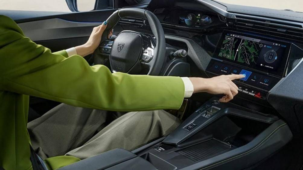 Màn hình cảm ứng trung tâm 10 inch được gắn thấp hơn trên bảng táp-lô và được thiết kế hướng về phía người lái