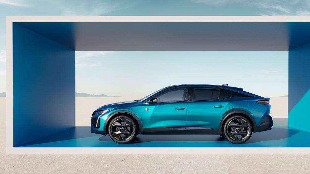 Peugeot 408 2023 được phát triển dựa trên phiên bản cập nhật của nền tảng EMP. Xe có chiều dài tổng thể 4.690 mm, chiều dài cơ sở 2.787 mm