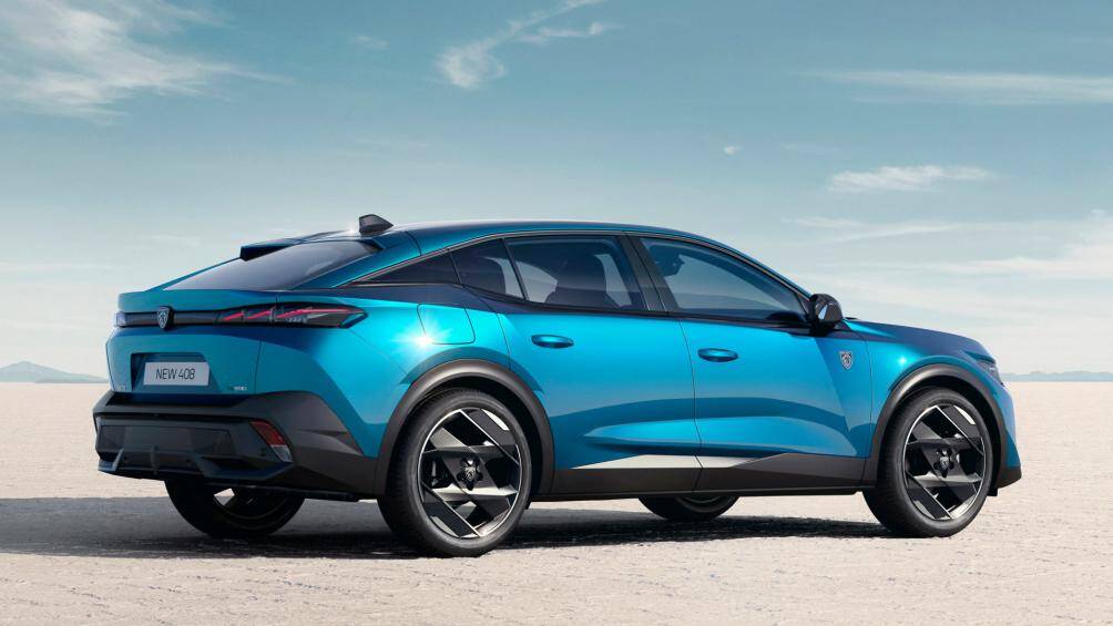 Những tấm ốp màu đen trên cản, vòm bánh xe và bao quanh cửa sổ xung quanh càng nhấn mạnh vẻ đẹp thể thao, khỏe khoắn