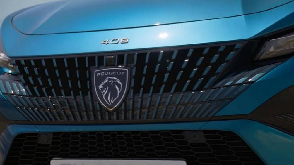Dưới nắp ca-pô Peugeot 408 2022 là động cơ xăng tăng áp 1.6L 4 xi-lanh sản sinh công suất tối đa 167 mã lực và mô-men xoắn cực đại 250 Nm