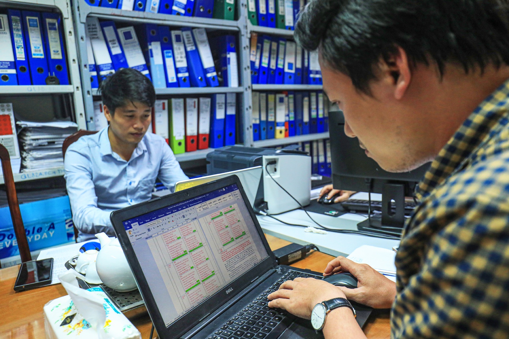 20h30, anh Trương Quang Dũng (áo kẻ caro tối màu), cán bộ Phòng Kỹ thuật - Thẩm định (Ban QLDA Thăng Long) hiện diện tại Cục QLXD&CTGT giải trình ý kiến góp ý của các đơn vị liên quan về hai dự án thành phần Bãi Vọt - Hàm Nghi và Hàm Nghi - Vũng Áng, hoàn thiện hồ sơ thẩm định. “Tại “hội sở” này, mình chỉ là đại diện đơn vị. Khi có thông tin cần rà soát, chỉnh sửa còn có sự thường trực và tham gia của các anh em ở nhà (thường trực ở Ban QLDA Thăng Long - PV)”, anh Dũng giãi bày.