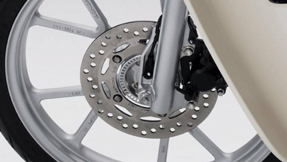 Đáng chú ý, Honda Super Cub 110 thế hệ mới còn được trang bị phanh đĩa trước và tích hợp hệ thống phanh ABS ở bánh trước