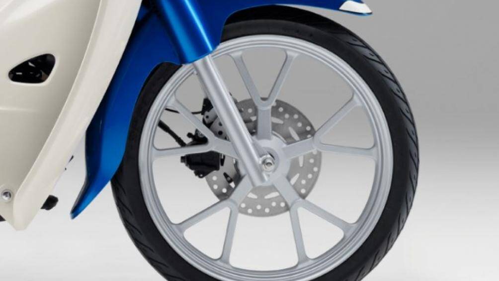 Cặp mâm của mẫu xe mới có kích thước 17 inch màu trắng xám cùng bộ yên ngồi đơn bọc da nâu . Phía sau là giá để đồ quen thuộc