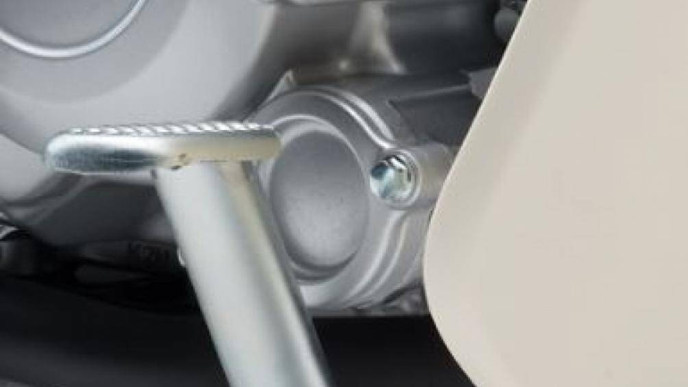 Honda Super Cub 110 2022 sở hữu đèn pha và gương chiếu hậu tròn. Ngay đến đèn xi-nhan cùng đèn chiếu hậu cũng được làm tròn