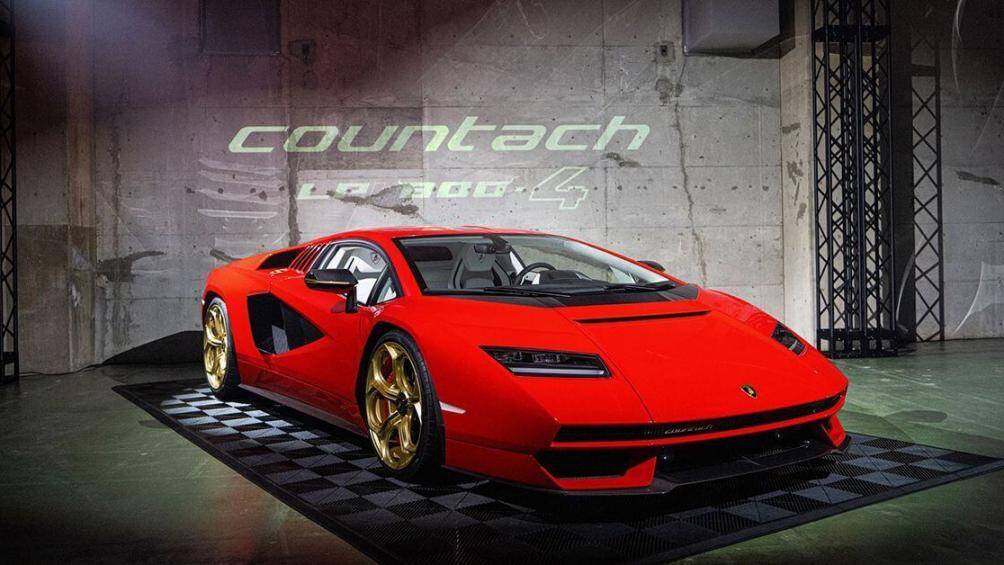Mới đây, Lamborghini đã tổ chức lễ bàn giao chiếc Lamborghini Countach LPI 800-4 đầu tiên cho khách hàng tại Nhật Bản