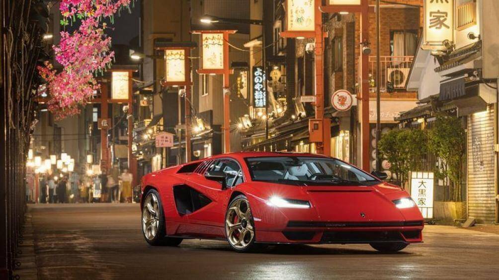 Mẫu siêu xe này chỉ được sản xuất giới hạn 112 chiếc với mức giá bán 61 tỷ đồng nhưng đã “cháy hàng” khi vừa ra mắt