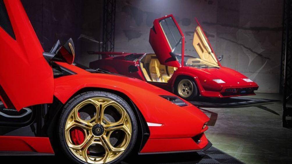Chiếc Countach LPI 800-4 này sở hữu ngoại thất màu đỏ tươi, mâm xe màu vàng đồng giống hệt chiếc Countach 25th Anniversary đời 1989