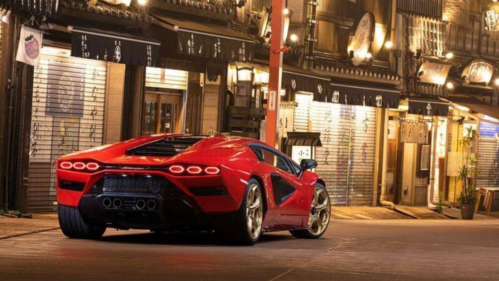 Countach LPI 800-4 sau đó đã được mang ra đường và chụp ảnh