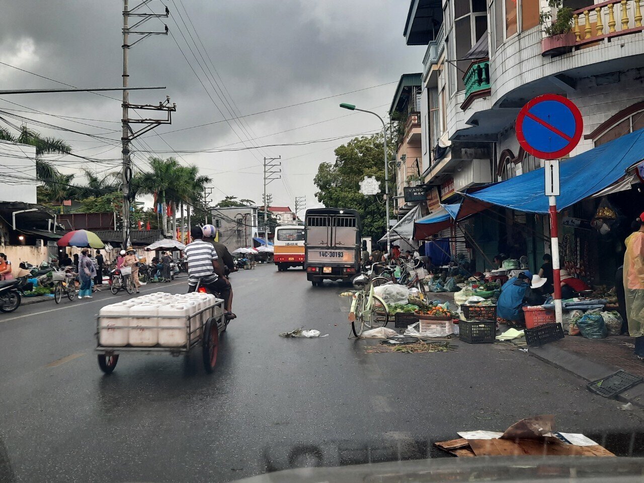 Ngã rẽ từ QL18A đoạn qua phường Cửa Ông, TP Cẩm Phả vào Tỉnh lộ 334 sang huyện đảo Vân Đồn (Quảng Ninh) hay còn gọi là ngã ba Cửa Ông thường làm các tài xế thót tim khi lưu thông qua.