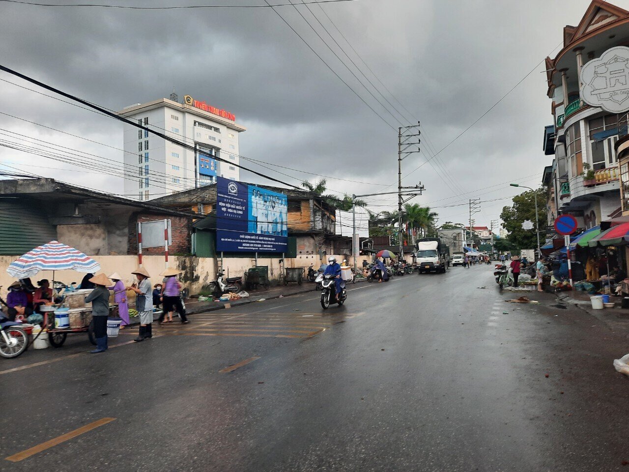 "Thi đua" cùng các hộ ở ven đường, một số tiểu thương cũng bày la liệt hàng hóa xuống lòng đường ở khu vực này để bán hàng. Các sản phẩm được bày bán ở đây chủ yếu là rau, củ, quả và một số hàng thủy sản.