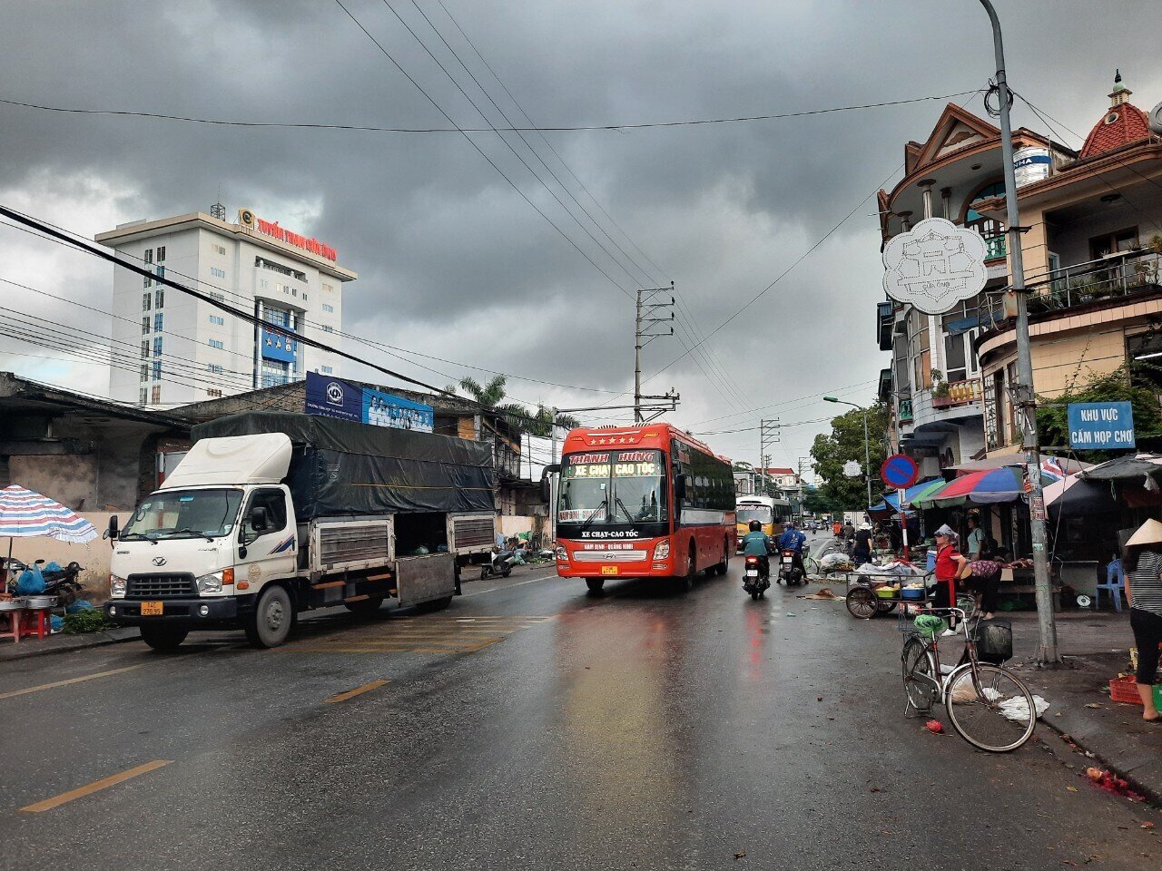 Một chị bán hàng rau ngồi ở ngay cổng chợ Cửa Ông, cho biết: Thực tế thì cơ quan chức năng của phường cũng nhiều lần nhắc nhở không được bán hàng ở khu vực này. Thế nhưng, khi lực lượng chức năng rút đi thì thấy mọi người lại quay ra bán, nên cũng làm theo…