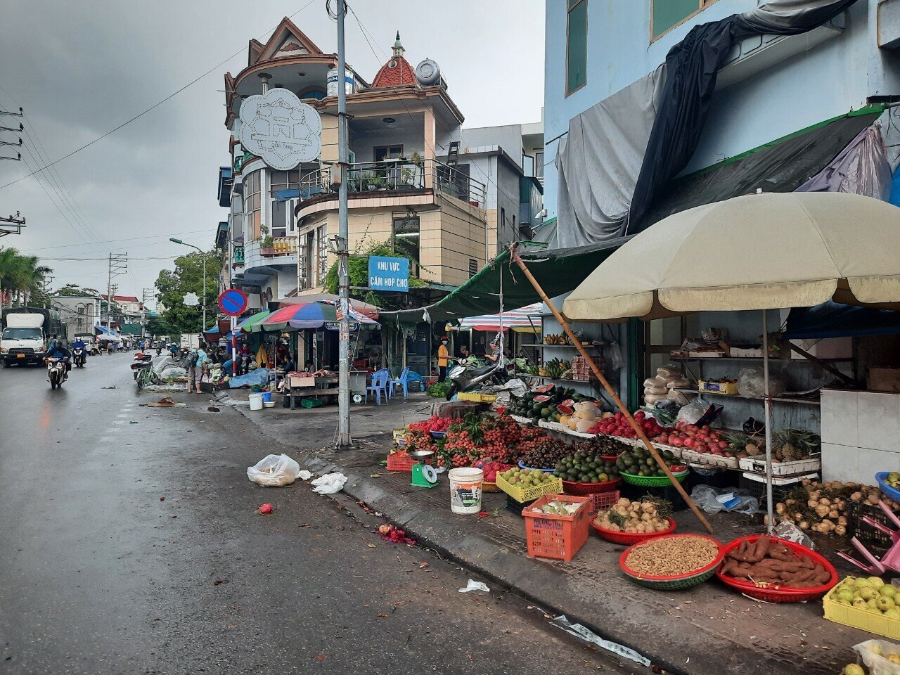 Hậu quả của việc họp chợ ngay lòng đường, hè phố ở ngã ba Cửa Ông đã này khiến cho các phương tiện tham gia giao thông qua đây có lúc bị nghẹn ứ, tiếng còi xe inh ỏi…