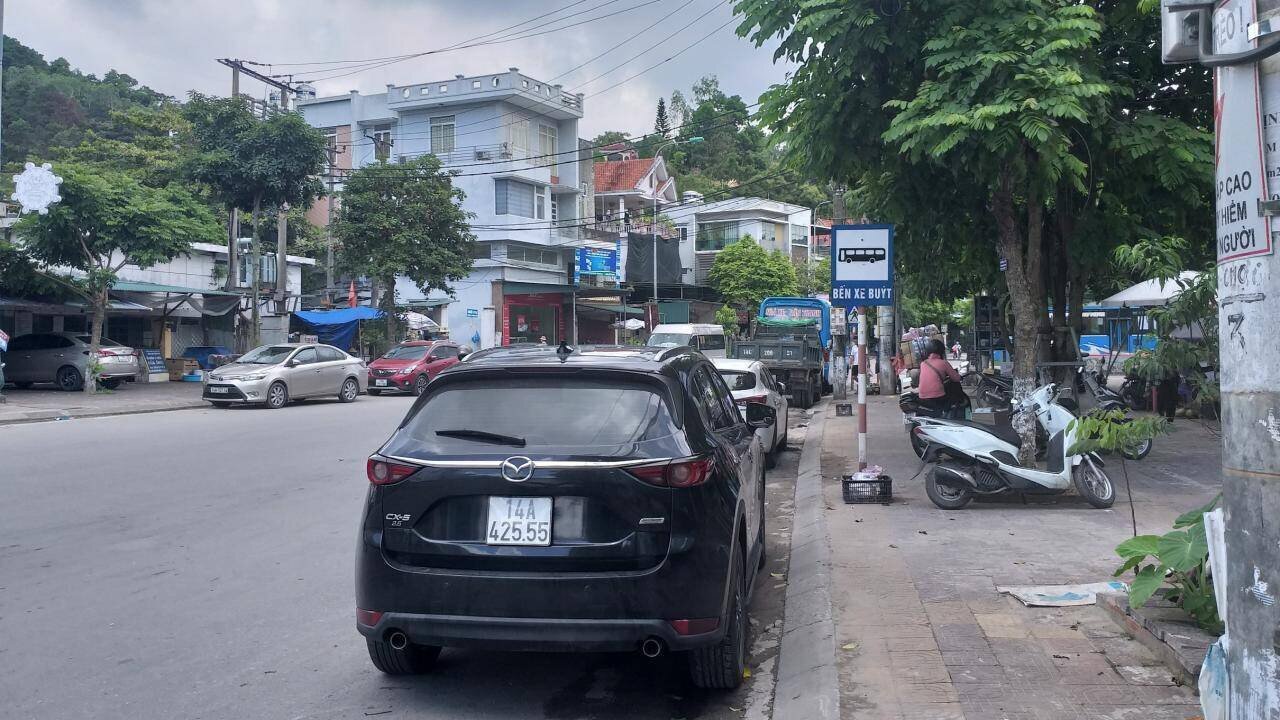 Không chỉ thế, hiện tượng phương tiện ô tô đỗ, dừng không đúng nơi quy định tại ngã ba Cửa Ông này cũng diễn ra khá phức tạp. Trưa 27/6, PV Báo Giao thông ghi nhận trên QL18A về hướng chợ Cửa Ông, xe ô tô đỗ kín điểm dừng đón/trả khách của xe buýt khiến các xe buýt phải đỗ ra gần giữa đường cho khách lên, xuống.