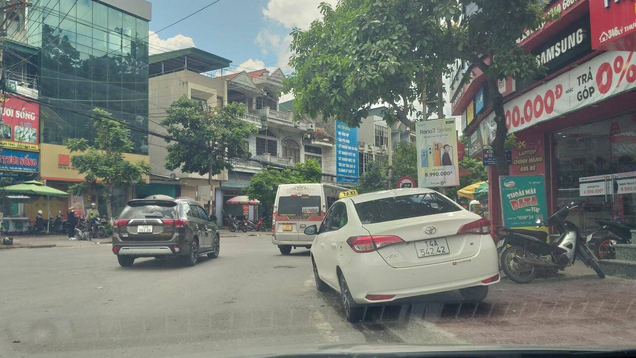 Một xe taxi còn đỗ "ghếch chân" lên vỉa hè, kề đó là nhiều xe vận tải hành khách đỗ choán hết phần đường rẽ vào Tỉnh lộ 334 để đón, trả khách khiến một làn phương tiện từ phía trong ra bị chặn lại.