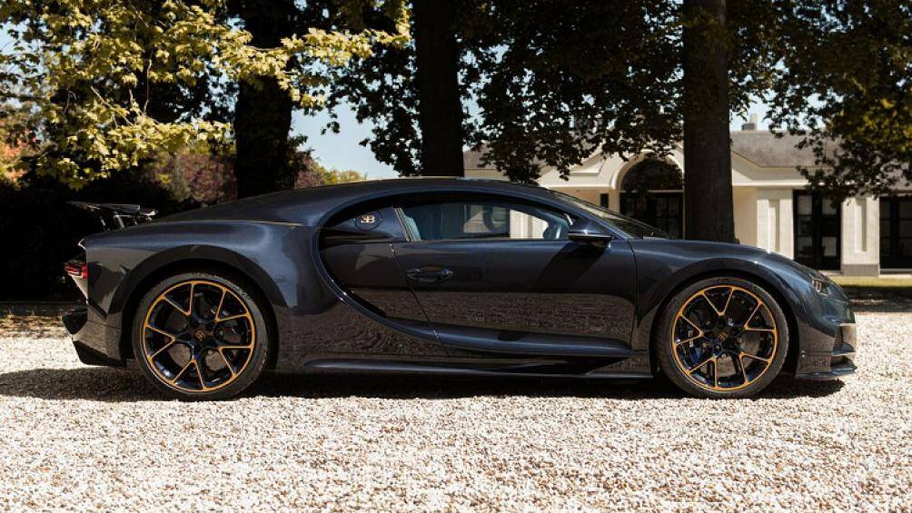 Mẫu siêu xe Bugatti Chiron L'Ébé mang ngoại thất làm bằng sợi carbon với các điểm nhấn màu vàng đậm ở vành xe