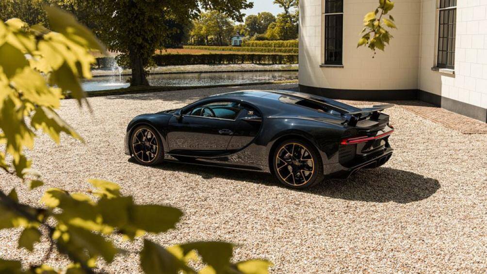 Chỉ có 3 chiếc Bugatti Chiron L'Ébé giới hạn được sản xuất gồm một chiếc Chiron và hai chiếc Chiron Sport