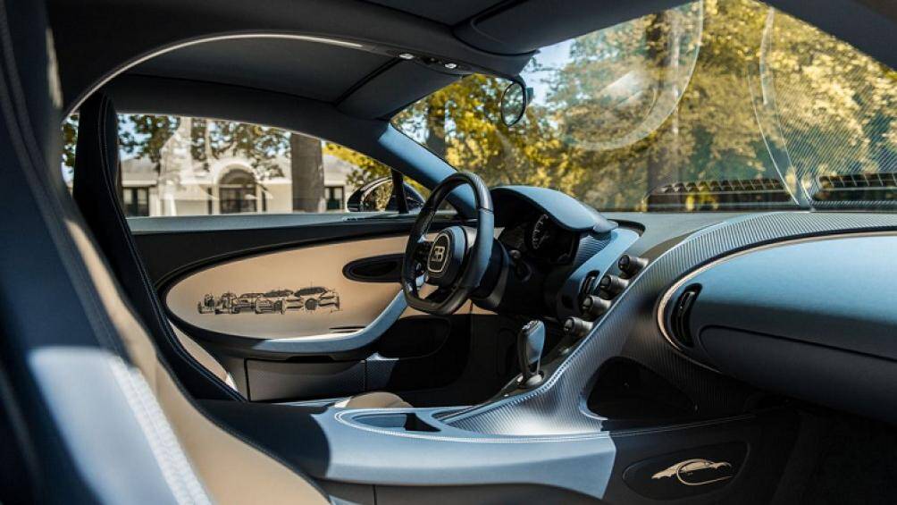 Cửa xe được thể hiện các mẫu xe đã công bố của Bugatti, từ khi mới thành lập tới mẫu xe mới nhất là Chiron