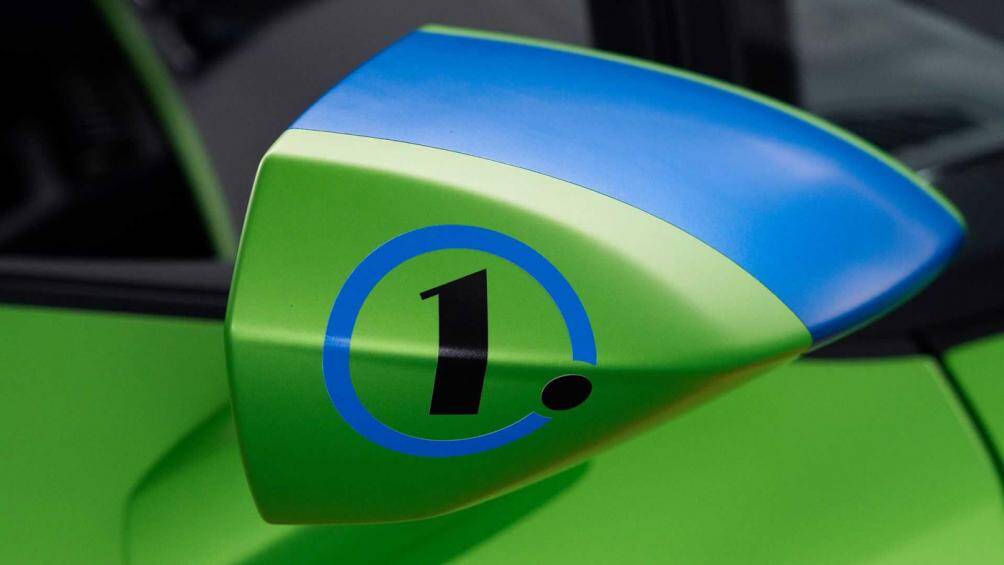 Ngoài ra, một số chi tiết như phần hốc gió trên cản trước xe, hốc gió trên thân xe, chắn bùn sau và nắp gương được dán decal màu xanh dương