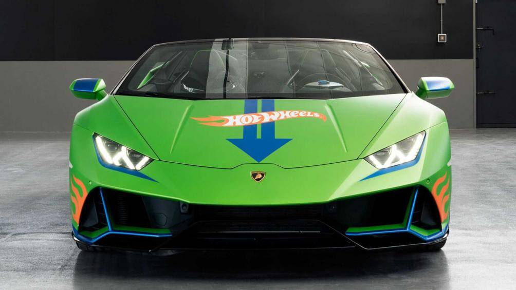 Lamborghini Huracan EVO Spyder được trang bị động cơ V10, dung tích 5,2 lít, sản sinh công suất cực đại 640 mã lực và mô-men xoắn 600 Nm