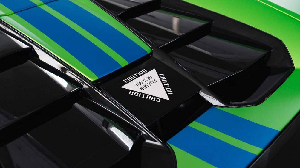 Phần mui xe bằng vải sẽ tốn khoảng 17 giây cho một lần đóng/mở và có thể hoạt động khi xe đang di chuyển ở tốc độ lên đến 50 km/h