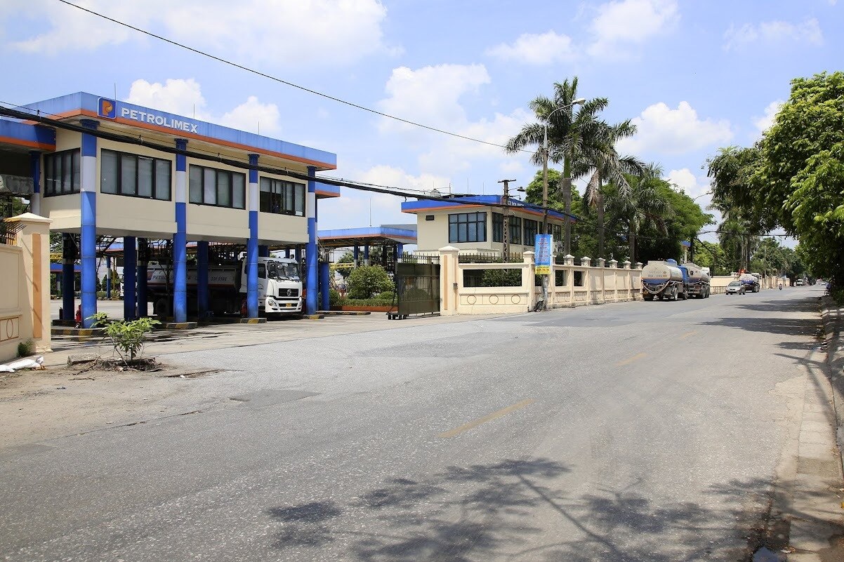 Cơ sở thứ 2 ở quận Long Biên là Tổng kho xăng dầu Đức Giang, địa chỉ tại số 26 phố Đức Giang, đang là bể chứa xăng dầu.