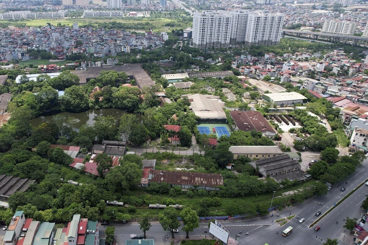 Trong tờ trình này, UBND TP Hà Nội đề xuất di dời 10 cơ sở nhà đất do các doanh nghiệp do nhà nước nắm giữ 100% vốn điều lệ, công ty cổ phần và công ty trách nhiệm hữu hạn 2 thành viên trở lên do Nhà nước nắm giữ trên 50% vốn điều lệ đang quản lý, sử dụng phải di dời theo quy hoạch. Các khu đất này đều được cho là nằm ở vị trí "kim cương", vị trí "vàng".