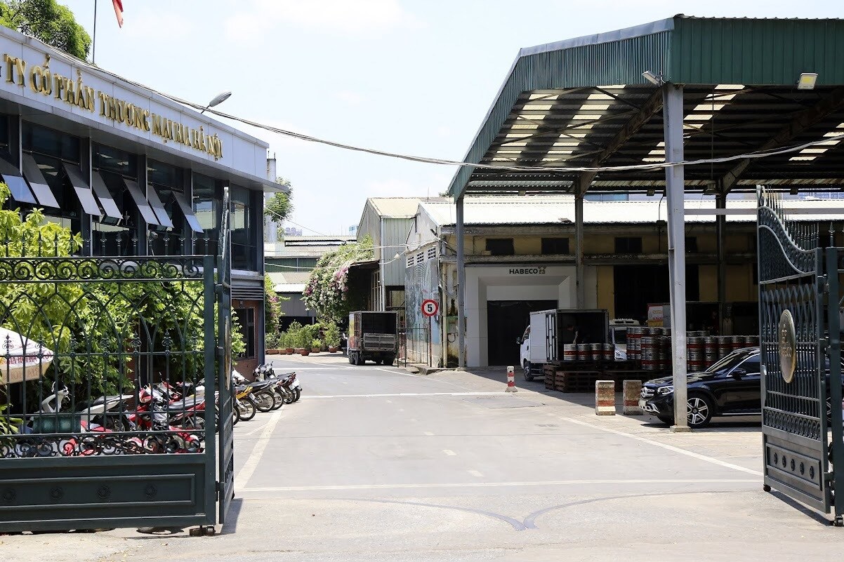 Nơi này có diện tích hơn 52.000 m2, hiện vẫn đang hoạt động sản xuất và trưng bày giới thiệu sản phẩm.