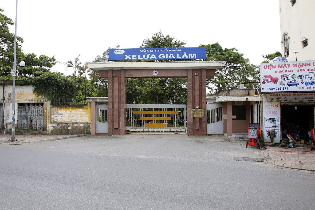 Quận Long Biên có 2 cơ sở, một trong số đó là Nhà máy xe lửa Gia Lâm - Công ty Vận tải Hành khách đường sắt Hà Nội, địa chỉ tại số 551 Nguyễn Văn Cừ, hiện là trụ sở công ty, nhà xưởng sửa chữa toa xe.