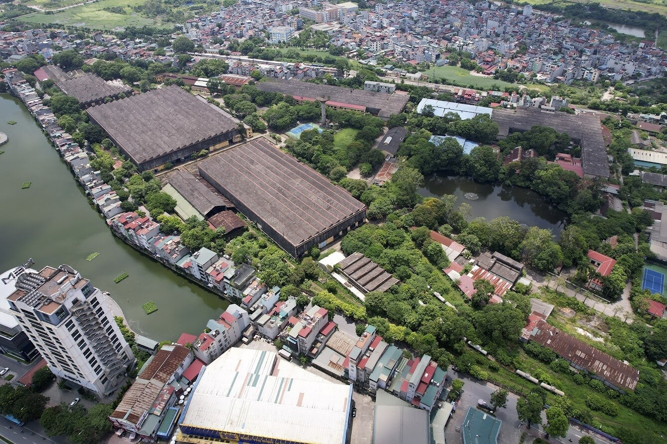 Mới đây, UBND TP Hà Nội có tờ trình gửi HĐND thành phố về danh mục nhà, đất phải di dời theo quy hoạch trên địa bàn thành phố đợt 1. Dự kiến, HĐND thành phố sẽ xem xét, thông qua nội dung này tại kỳ họp thường lệ giữa năm 2022 vào tháng 7 tới.