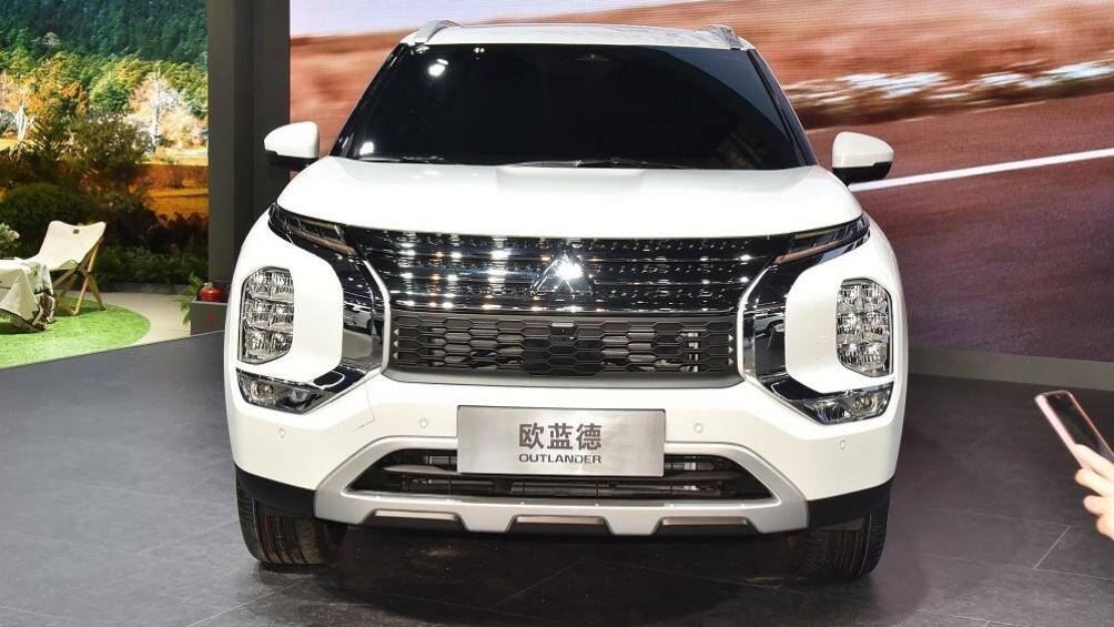 Lưới tản nhiệt được bao quanh bằng 2 nẹp mạ crôm tạo thành hình chữ "X" đặc trưng