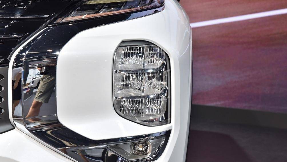 Thêm vào đó là hệ thống đèn 2 tầng với dải đèn LED định vị ban ngày kiêm đèn xi nhan được đặt bên trên và đèn pha nằm dọc bên dưới