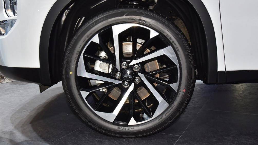 Tiếp đến là bộ vành hợp kim 20 inch với thiết kế đa chấu, lốp 255/45 R20, vòm bánh xe "cơ bắp", cửa sổ thẳng đứng cũng như cột D dày dặn