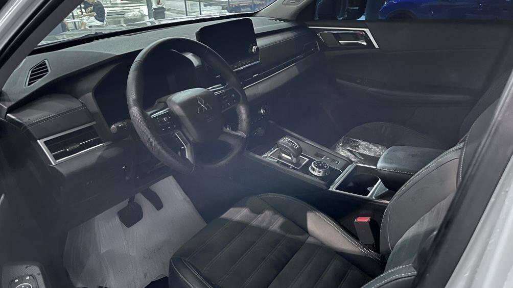 Chiếc xe trưng bày trong Triển lãm Ô tô Trùng Khánh được trang bị nội thất bọc da lộn màu đen với chỉ khâu tương phản