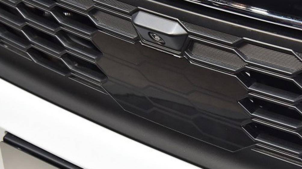 Xe được trang bị lưới tản nhiệt cỡ lớn với 3 nẹp mạ crôm nằm ngang trên đầu xe