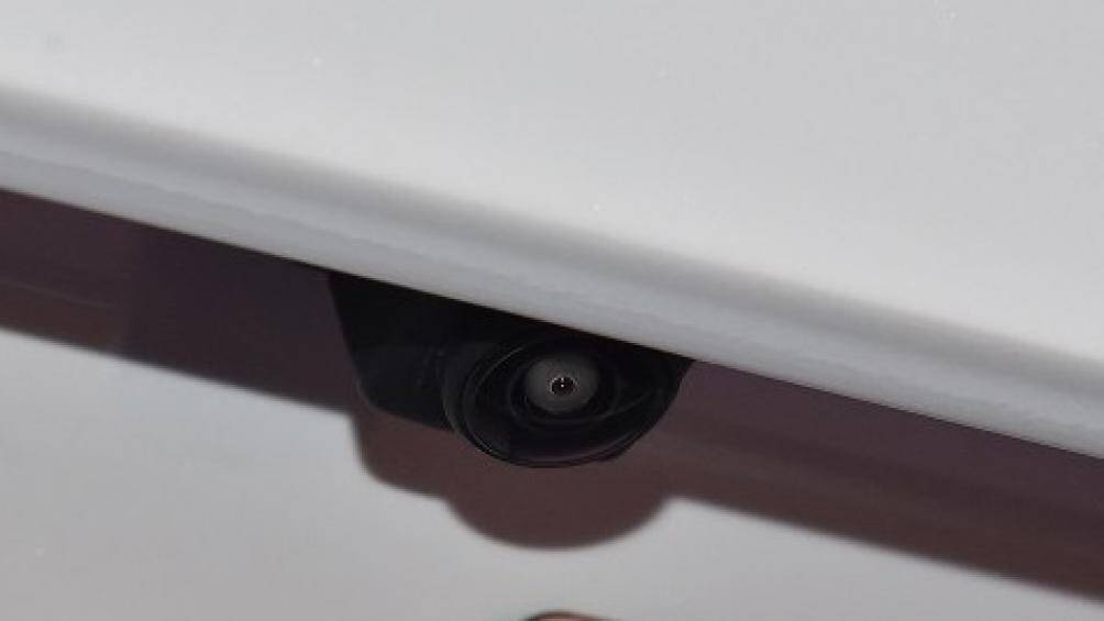 Màn hình hiển thị thông tin kính lái 10,8 inch, cần số điện tử, hệ thống âm thanh Bose 10 loa và cửa sổ trời toàn cảnh, camera 360 độ