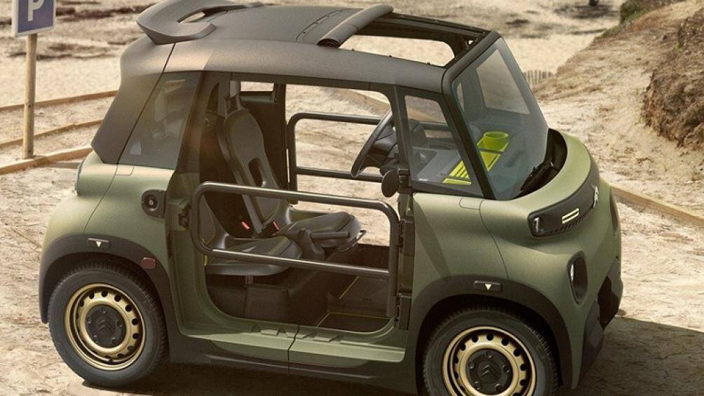 Ở phía trên, My Ami Buggy còn có mái che bằng vải bạt có thể tháo mở và cất ở sau ghế, mở rộng không gian cho xe