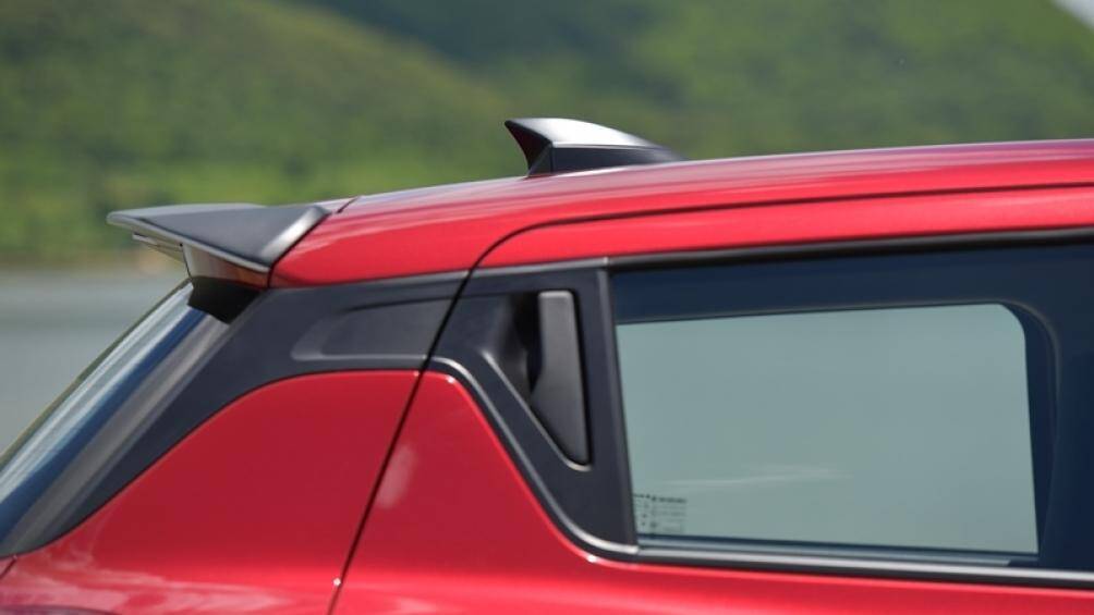 Bộ body kit này bao gồm cánh lướt gió trước, ốp bên sườn, cánh lướt gió sau đi kèm 2 đầu ống xả giả, cánh gió mui, ăng ten hình vây cá...